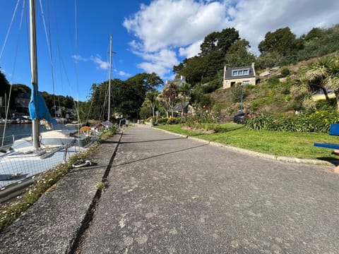 Day, Neighbourhood, Natural landscape, Mountain view, Street view