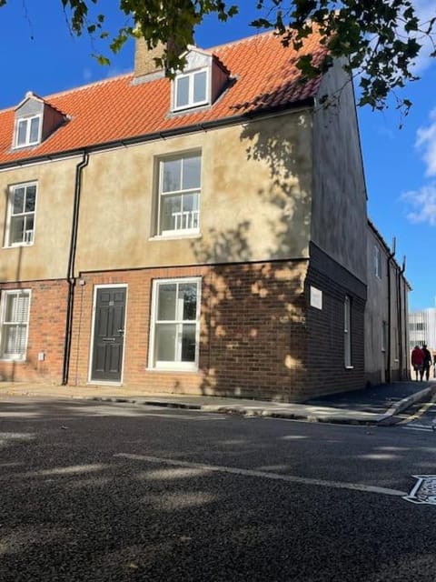 Willow House - 2bedroom Townhouse with free parking in town centre!! by Shortstays4U Apartment in Kings Lynn