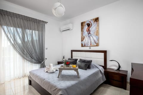 Bed, Photo of the whole room, Bedroom, air conditioner