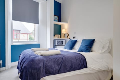 Homesly Guest Rooms, Comfortable En-suite Guest Rooms with Free Parking and Self Check-in Bed and Breakfast in Berwick -upon Tweed Bridge