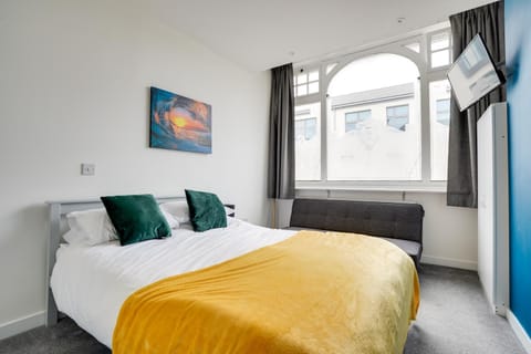 Homesly Guest Rooms, Comfortable En-suite Guest Rooms with Free Parking and Self Check-in Bed and Breakfast in Berwick -upon Tweed Bridge