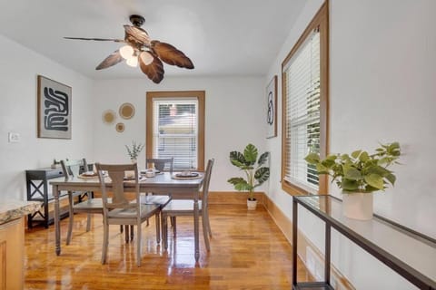 Dining area, fireplace