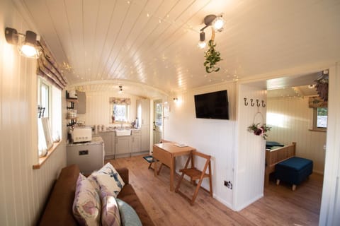 Luxury Twin Shepherds Hut - Cosy & Romantic Haus in Deganwy