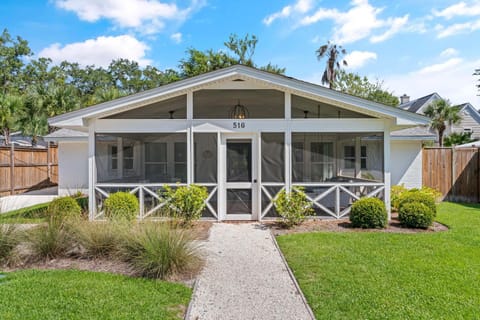 Butter Side Up Cottage - 516 Beach Drive Maison in Saint Simons Island