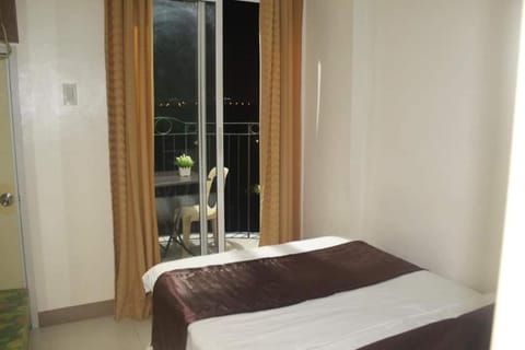 CHATEAU ELYSEE A1 near airport mall Free wifi Condo in Paranaque