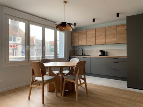 Neighbourhood, Kitchen or kitchenette, Dining area, minibar, pet friendly, stove