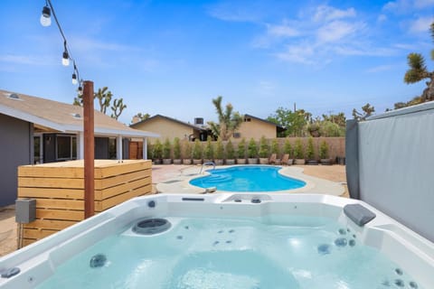 Nuevo Sol - In Ground Pool, Hot Tub, Fire Pit and BBQ home House in Yucca Valley
