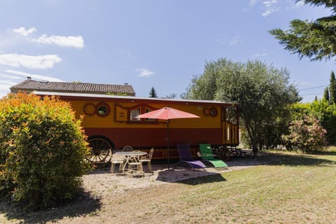 Roulotte chez Manon en Luberon Luxury tent in L'Isle-sur-la-Sorgue