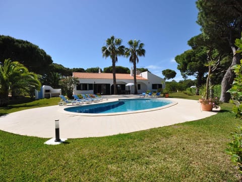 Attractive villa in Vilamoura with private terrace Villa in Quarteira
