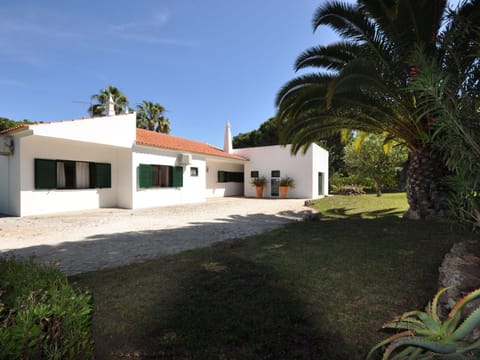 Attractive villa in Vilamoura with private terrace Villa in Quarteira