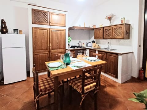 Kitchen or kitchenette, Food and drinks, Dining area, stove