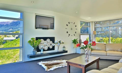 Spectacular Panoramic 5Bedroom Lakeview House in Queenstown