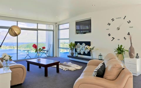 Spectacular Panoramic 5Bedroom Lakeview House in Queenstown