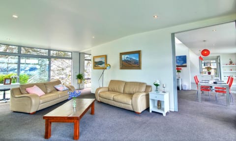 Spectacular Panoramic 5Bedroom Lakeview House in Queenstown