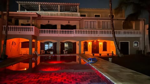 Linda Casa de praia com Super piscina 12x5 Novinha com 3 níveis, Wi-Fi, Tv led,jardim , churrasqueira completa Casa in Itanhaém