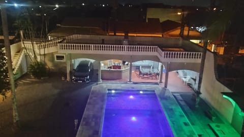 Linda Casa de praia com Super piscina 12x5 Novinha com 3 níveis, Wi-Fi, Tv led,jardim , churrasqueira completa House in Itanhaém