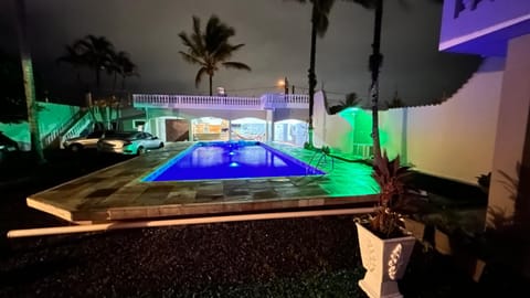 Linda Casa de praia com Super piscina 12x5 Novinha com 3 níveis, Wi-Fi, Tv led,jardim , churrasqueira completa House in Itanhaém