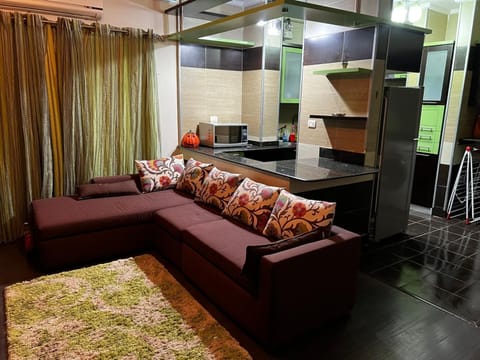 Bed, Kitchen or kitchenette, Living room, Seating area, minibar