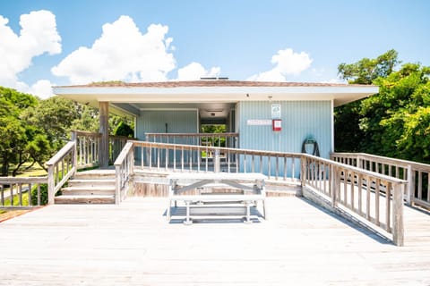 Beach Getaway Among The Oaks House in Caswell Beach