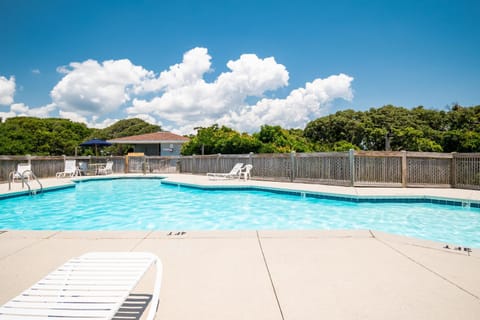 Beach Getaway Among The Oaks House in Caswell Beach