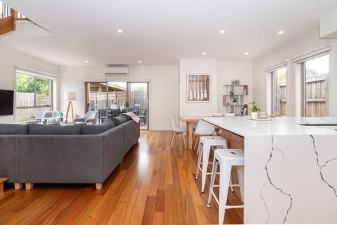 Kitchen or kitchenette, Living room