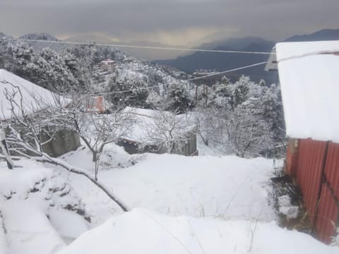 InstaView Kanatal Hotel in Uttarakhand