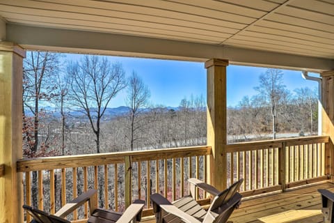 Charming Asheville Retreat with Views Near Downtown! House in Woodfin