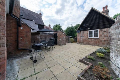 Beautiful 2 Bedroom House With Spacious Garden BBQ House in Sevenoaks District