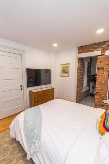 Flamingo Bungalow, 2 Bed in Central Ohio City Near Downtown Copropriété in Ohio City