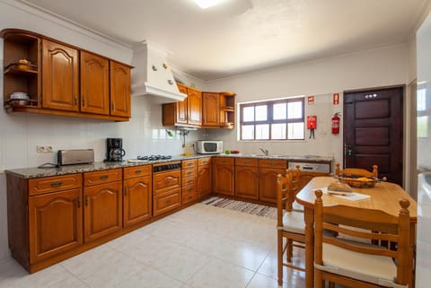 Kitchen or kitchenette, Dining area, stove