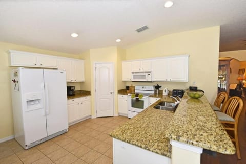 Lovely Lakeside 4-Bed Pool Home at Villa Sol-3125 home House in Kissimmee
