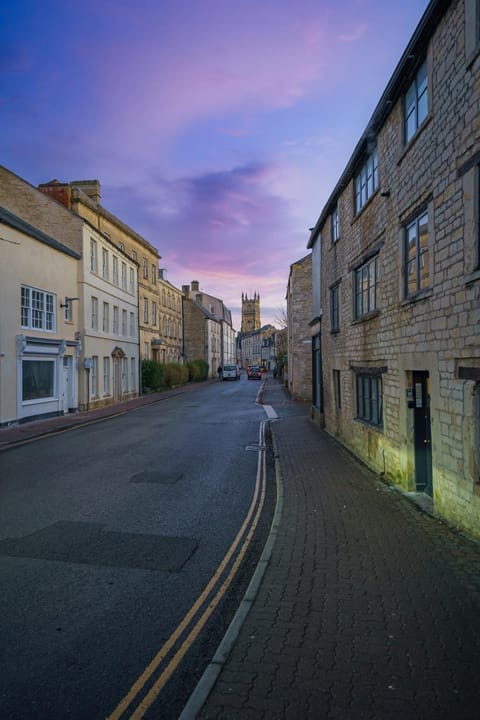 Spacious apartment in 18th Century building, town centre with Smart TV Apartment in Cirencester