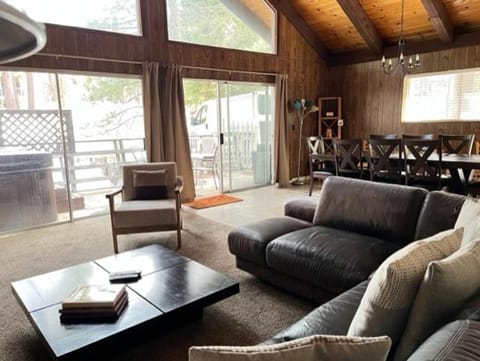 Close To Heaven With Hot Tub, Wet Bar Game Room House in South Lake Tahoe