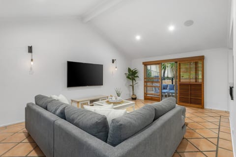 Spacious 4 Bedroom Entire Home with Pool - Robina, Gold Coast House in Gold Coast