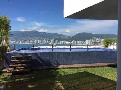 Hermosa casa de lujo privada con 2 albercas privadas y espectacular terraza, la vista mas hermosa de Acapulco Villa in Acapulco