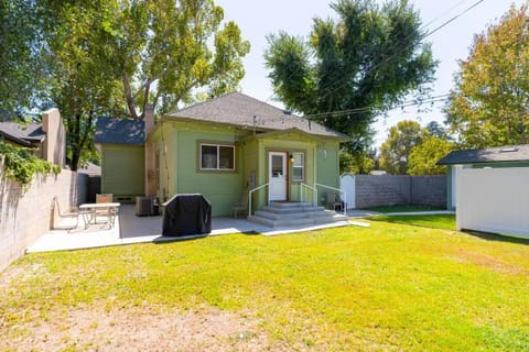 Downtown 3 bed newly renovated with amenities. House in Bakersfield