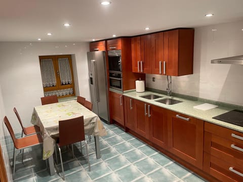 Kitchen or kitchenette, Dining area, dishwasher, minibar, pet friendly