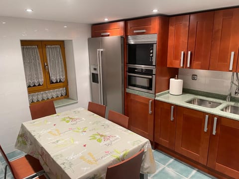 Kitchen or kitchenette, Dining area, dishwasher, minibar, pet friendly, stove