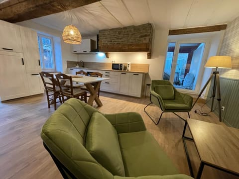 Kitchen or kitchenette, Living room, Seating area, Dining area, pet friendly, stove