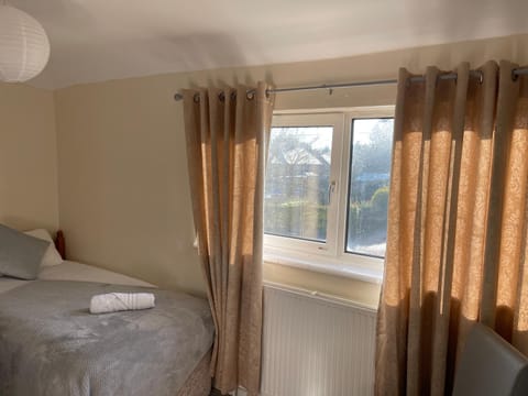 St Ives, King Bed Cosy home, parking, fast Wi Fi House in South Cambridgeshire District