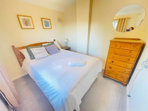 St Ives, King Bed Cosy home, parking, fast Wi Fi House in South Cambridgeshire District