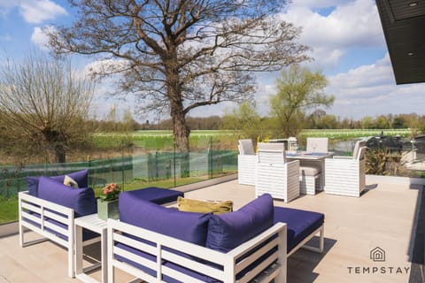 Waterfront Lodge Windsor Racecourse Marina House in Windsor