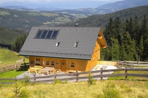 Almhütte mit Wellnessbereich und Terrasse House in Carinthia, Austria