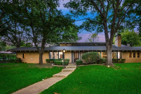 301 Rochelle House in Irving