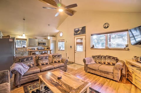 Pet-Friendly Home with Hot Tub and Game Room! Casa in Bailey
