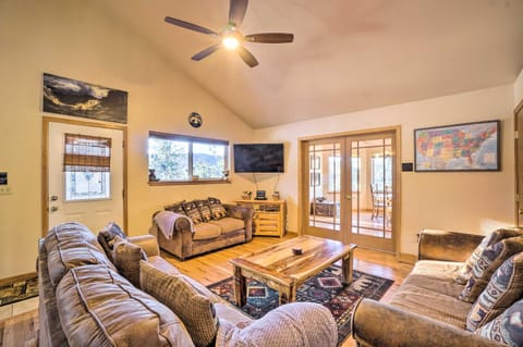 Pet-Friendly Home with Hot Tub and Game Room! Casa in Bailey