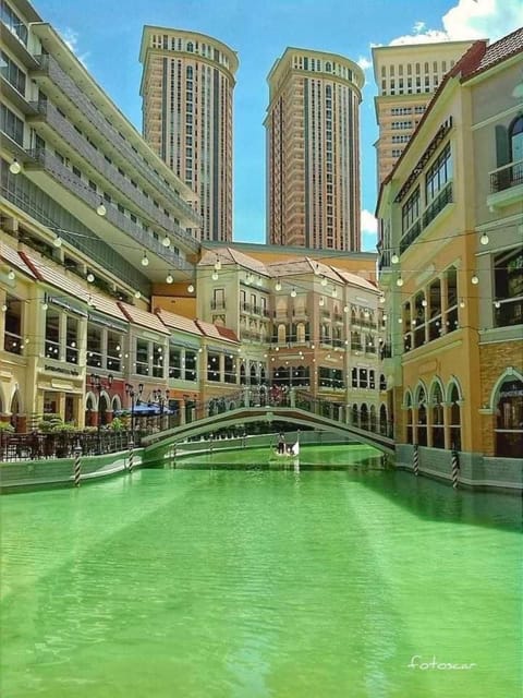 Morgan Suite BGC Shortwalk2 Venice Mall free pool gym Condo in Makati