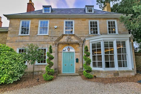 Property building, Facade/entrance, Off site, Day, Garden, Garden view