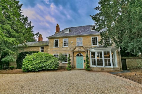 Property building, Facade/entrance, Off site, Day, Garden, Garden view