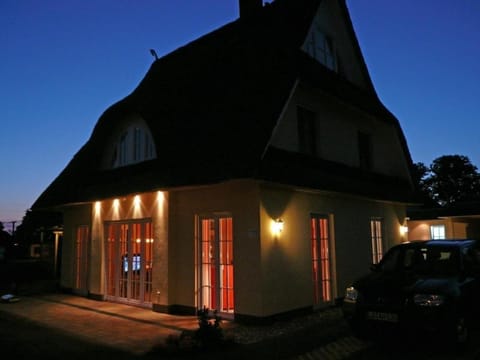 Reetdachhaus, Sauna Kota, Whirlpool u überdachter Terrasse in Groß Schwansee House in Ostholstein